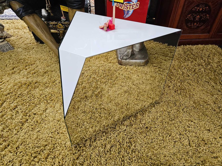Mesa de centro espelhada nas laterais e lacada no ta
