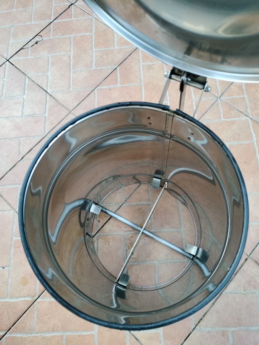 Caixote de lixo em aço inoxidável com tampa acionada por pedal