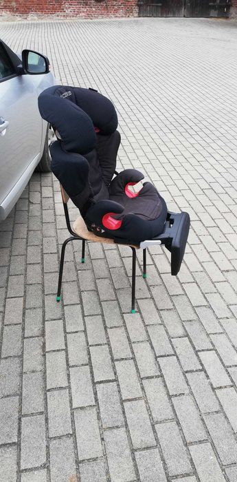 Fotelik samochodowy Maxicosi Tobi z podnóżkiem