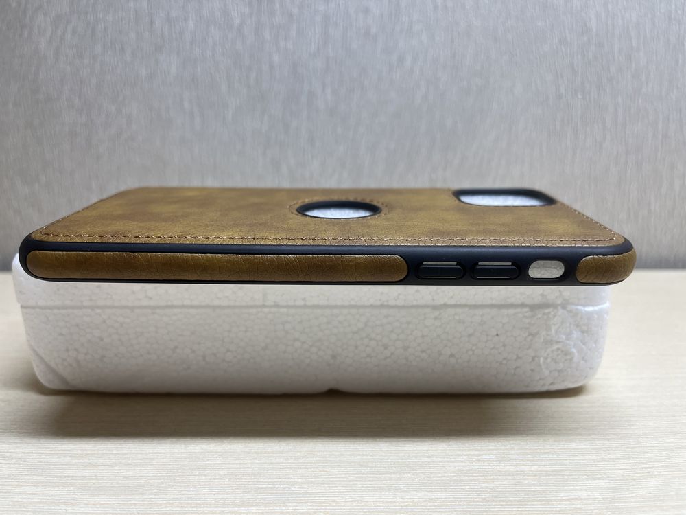 Продам чехлы и защитное стекло на iPhone 11 Pro Max