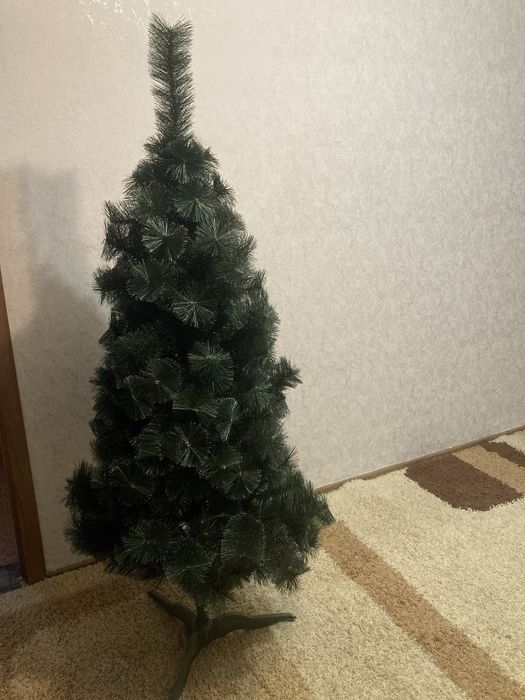 Новорічна штучна ялинка