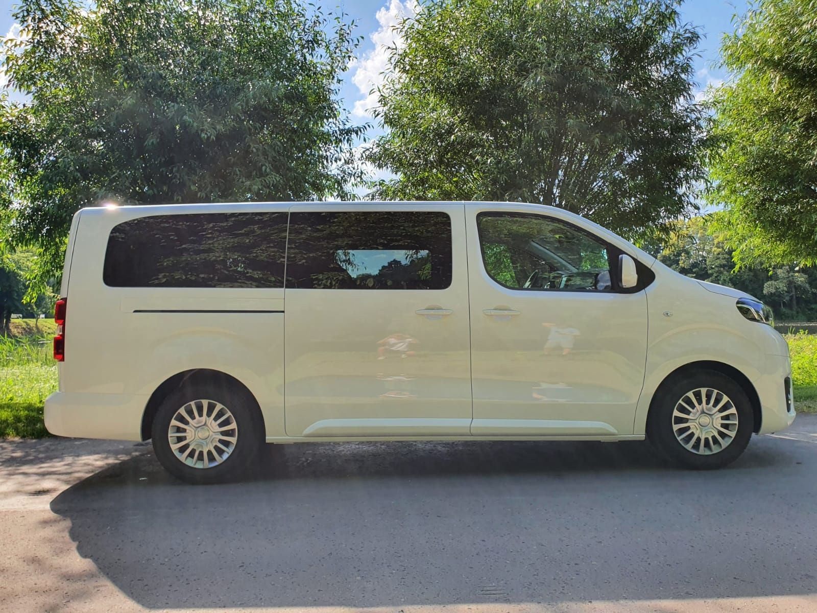 Wynajem busów busy osobowe wypożyczalnia busa Automat Toyota przewóz