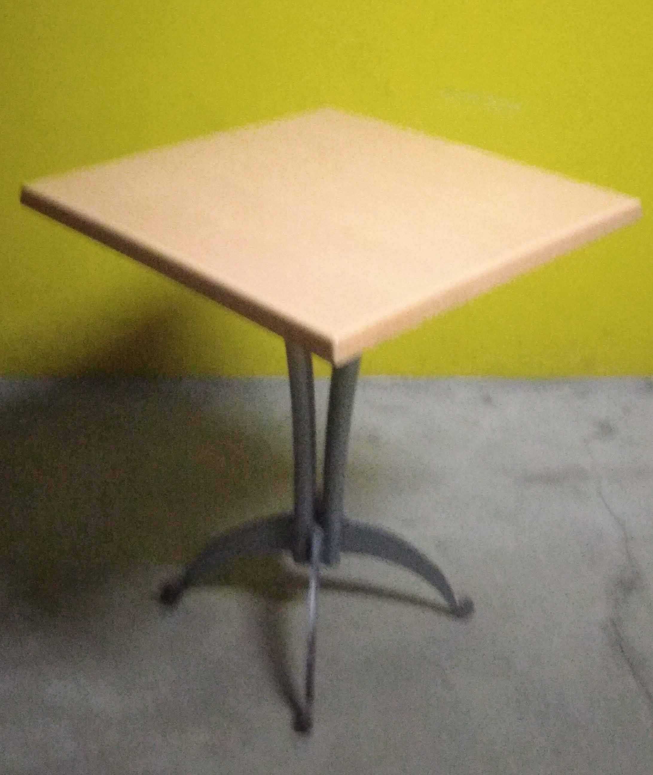Mesa quadrada pequena