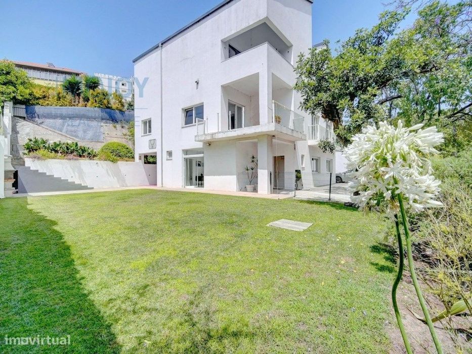 Moradia T3 com Jardim para Arrendamento em Santo Amaro de Oeiras