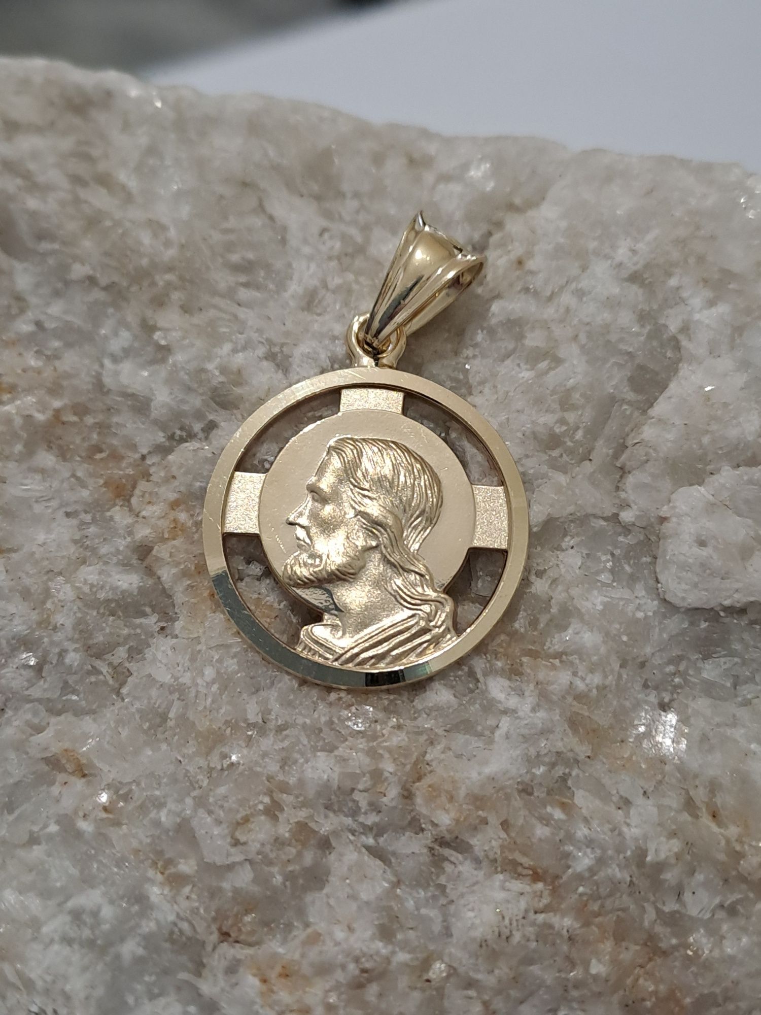 Złota zawieszka Medalik Jezus 585 Nowa  okragła 2 cm