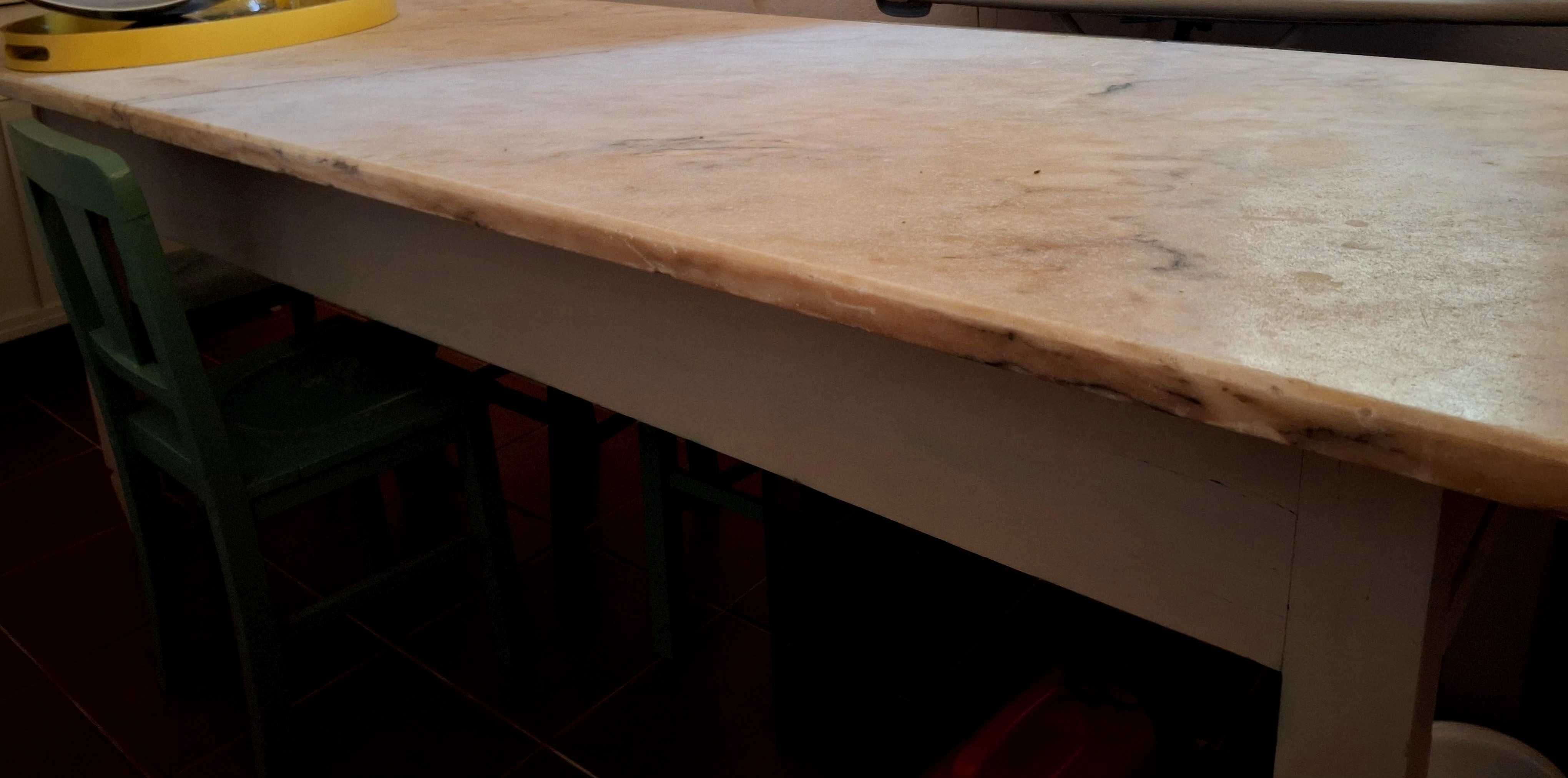 Mesa antiga com tampo de mármore.