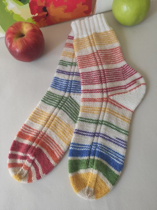 Шкарпетки в'язані жіночі ручної роботи/носки вязаные женские