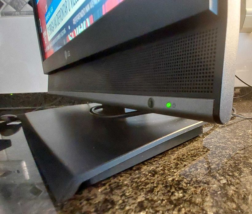 Televisão LCD LG 20LS5R - 51 cm 4:3 + Recetor TDT Sigmatek DVBR-50HD