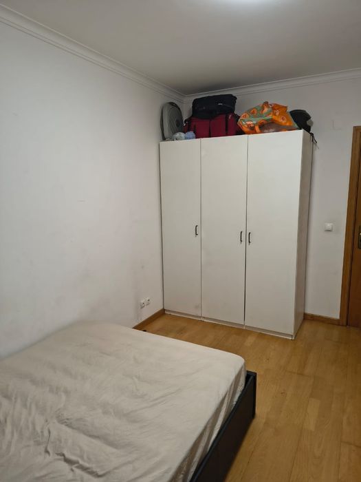 Quarto  todo mobiliado com cama de casal em ótima  localização