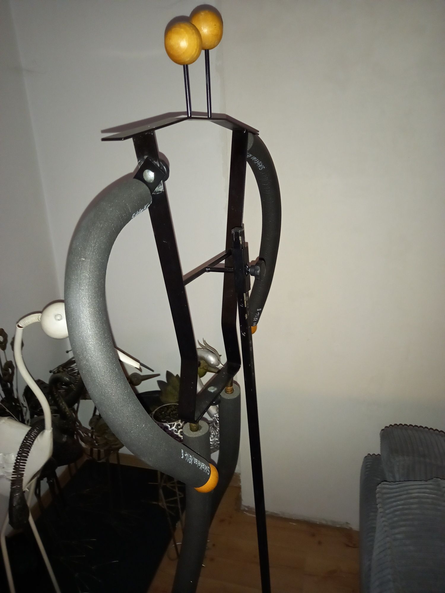 Metalowy stojak wieszak