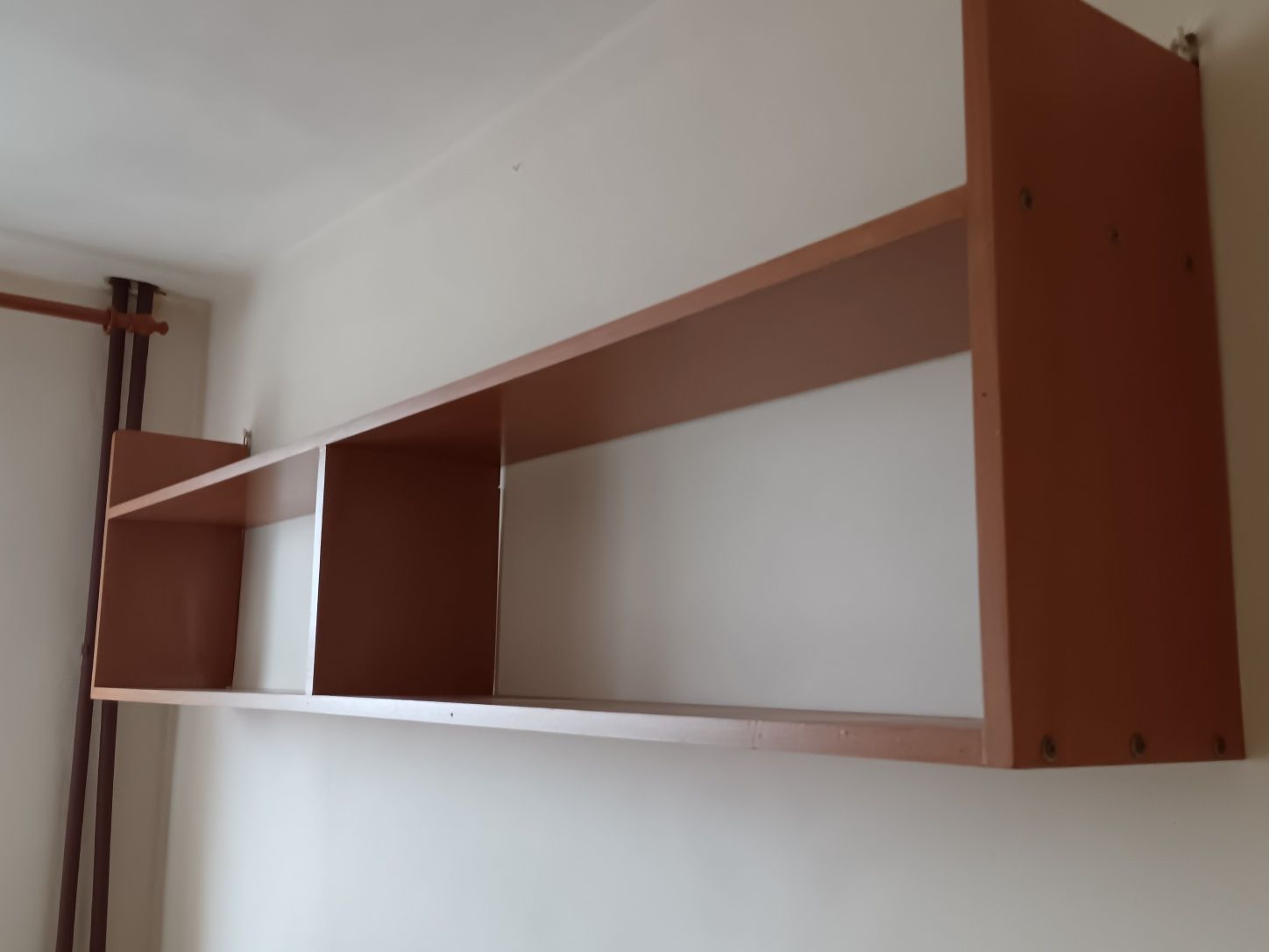 Pulka na ścianę, z przegrodą