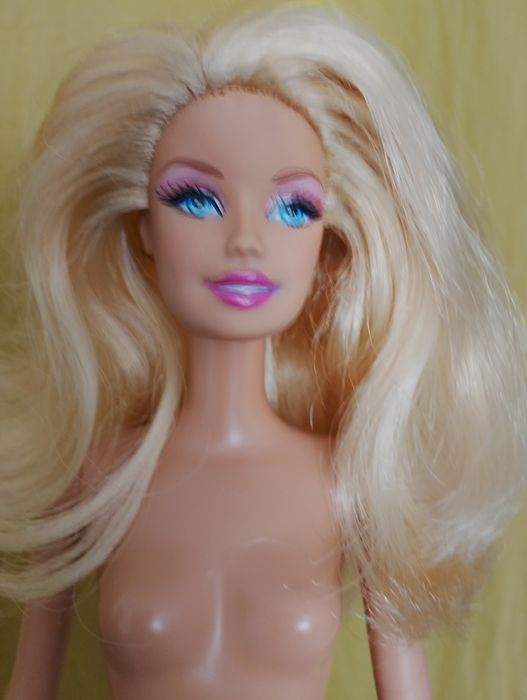 Lalka Barbie 2010