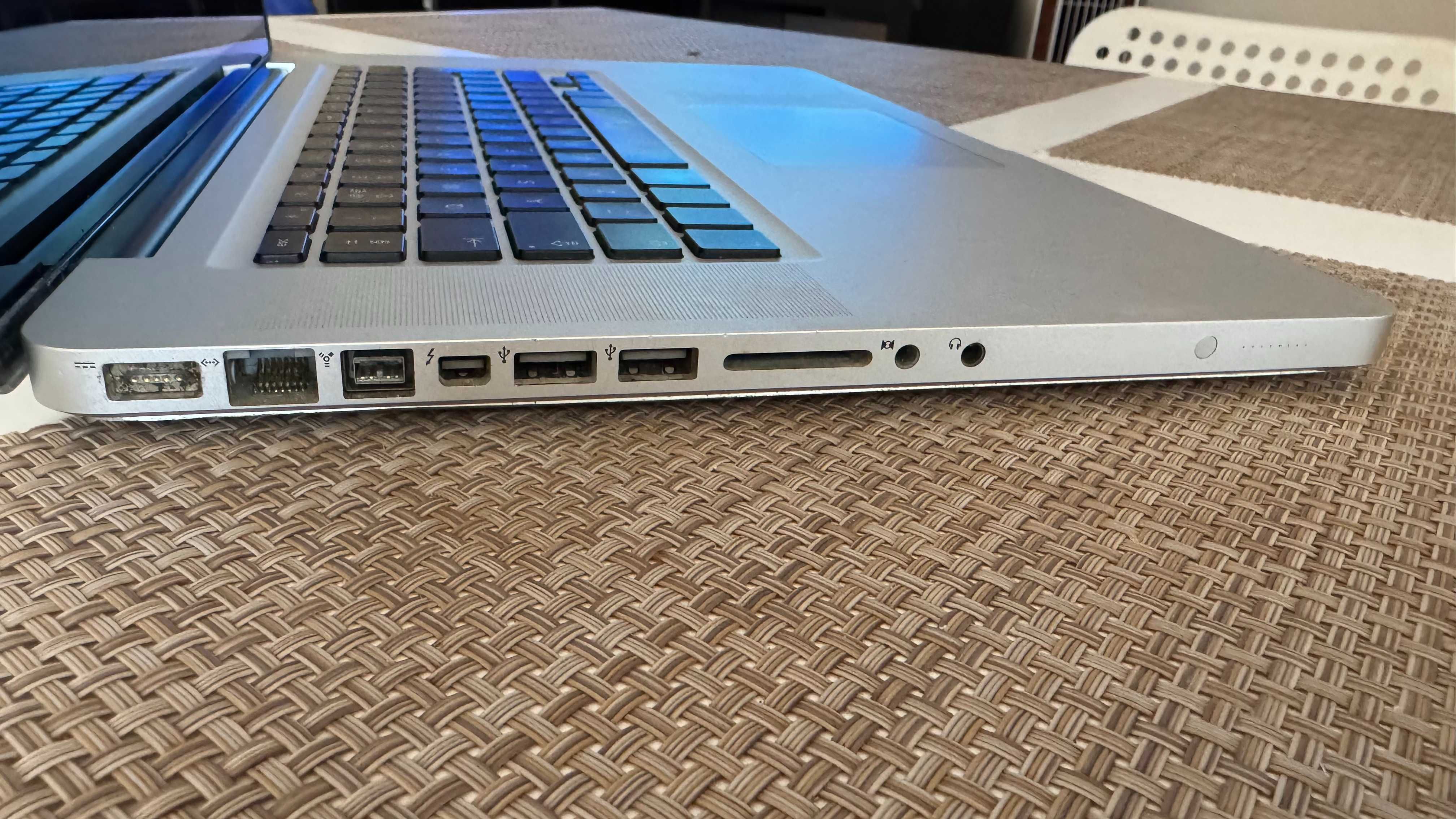 MacBook Pro 15” Mid-2010 (A1286) — Não Funciona — Para Peças