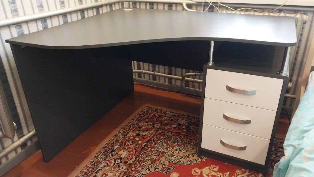 Угловой компьютерный/офисный стол, 3 выдвижных ящика, сделан на заказ.