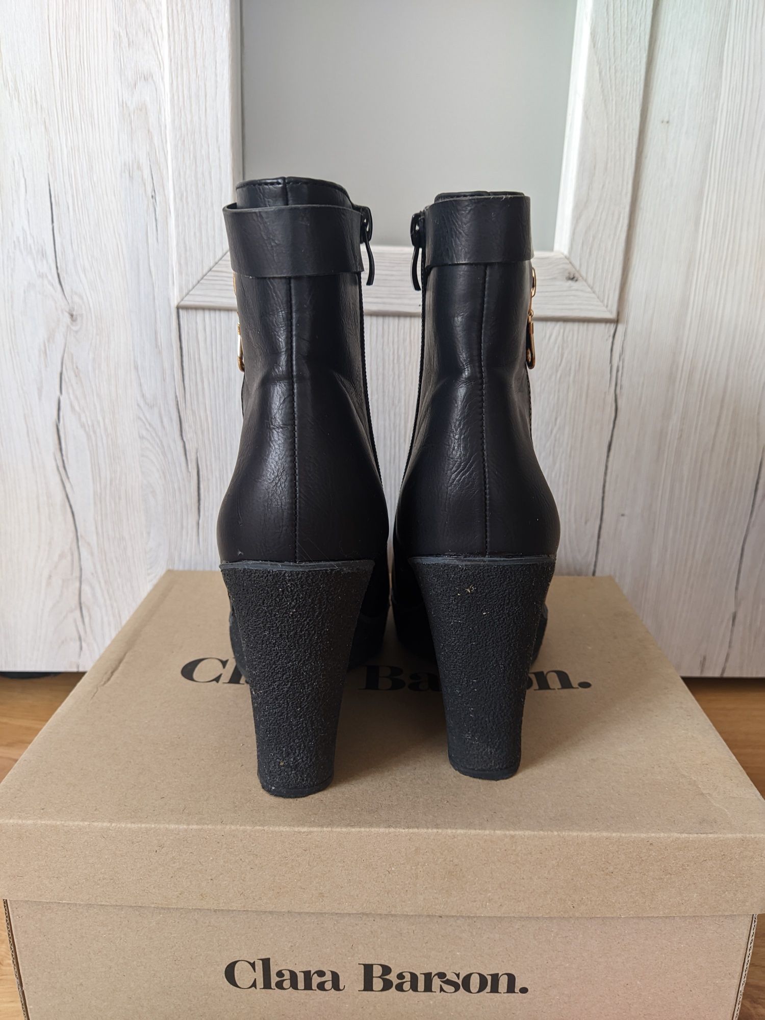 Buty na koturnie