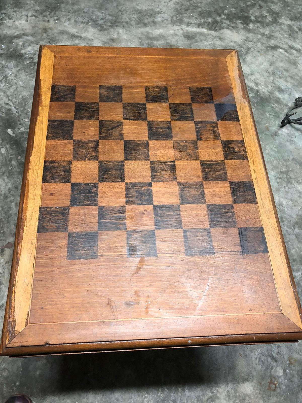 Mesa antiga em castanho
