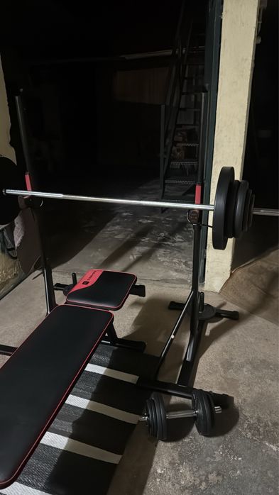 Maquina de supino com halteres