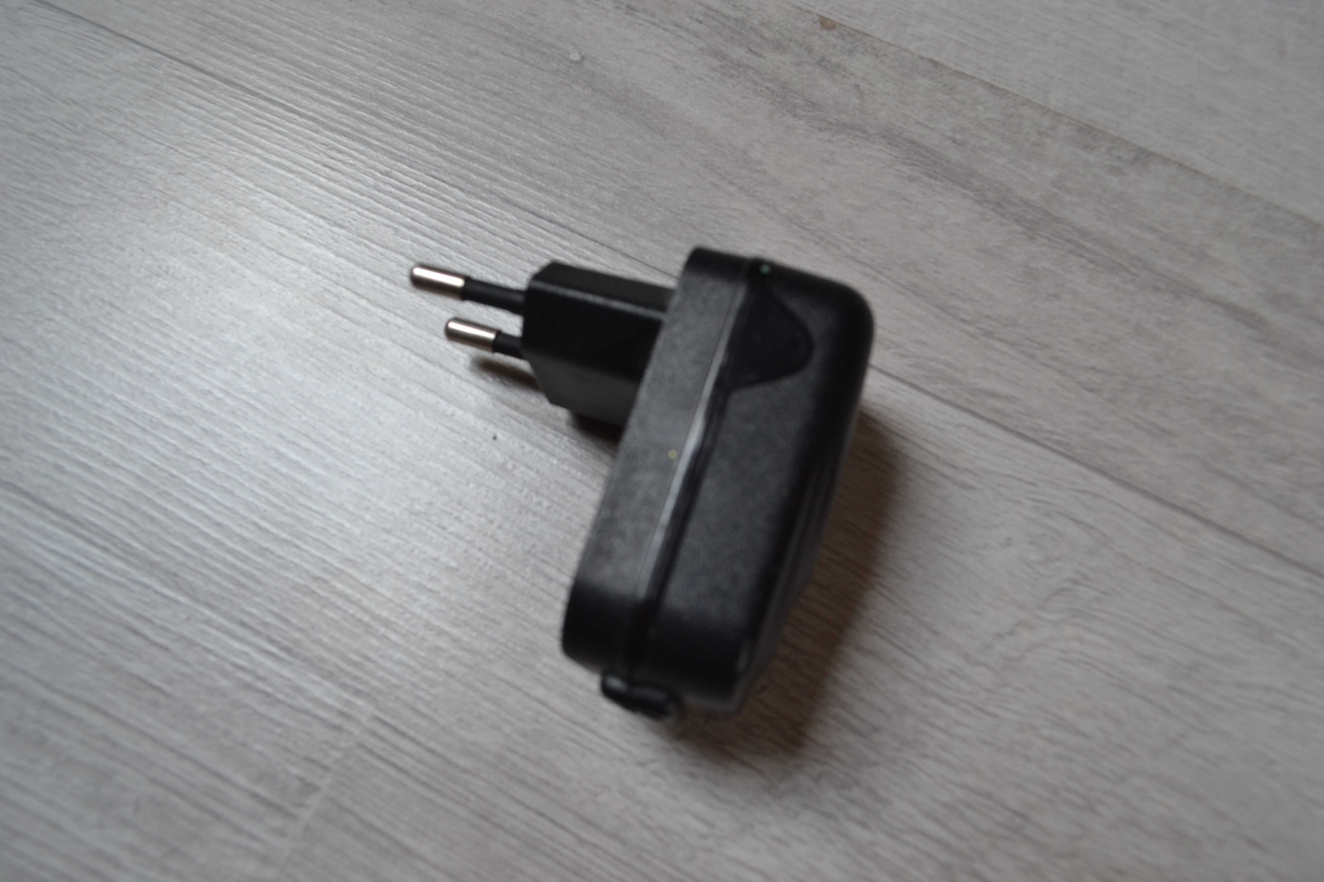 Kostki z wejściem usb Lg i no name do ładowarki 2 szt.