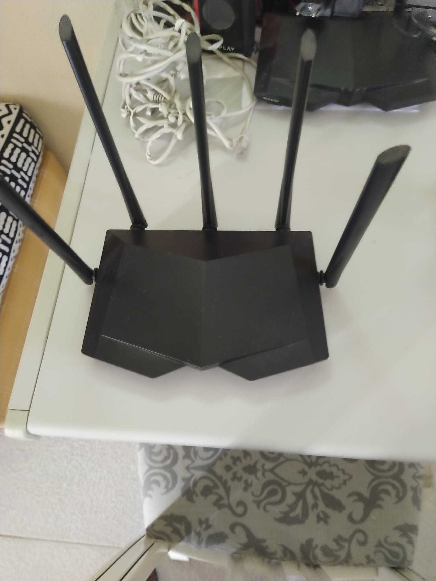Router tenda com cabo de rede e wireless