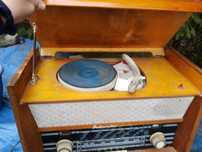 Stare radio ze zintegrowanym gramofonem, czyli tzw. radiola