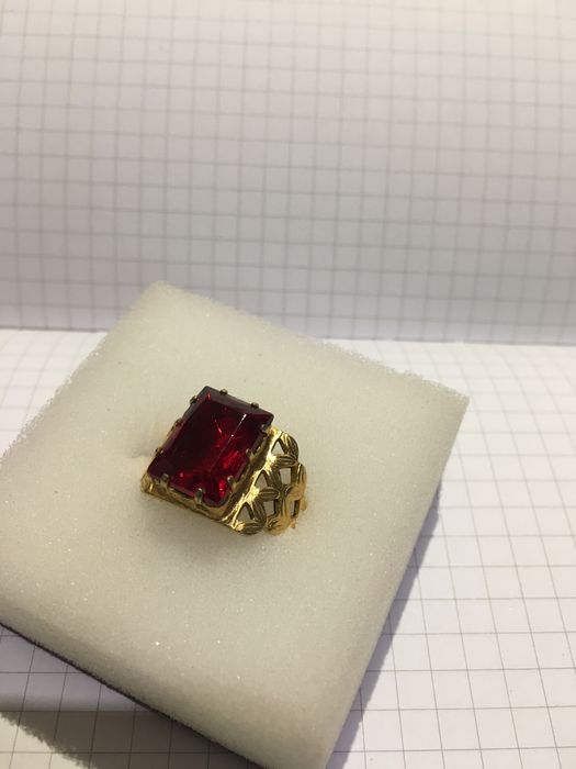 Винтажное кольцо с красным камнем