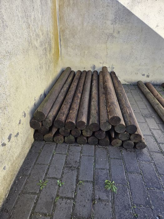 Postes de madeira tratada