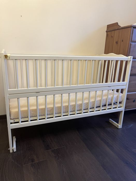 Łóżeczko dziecięce z funkcją bujania