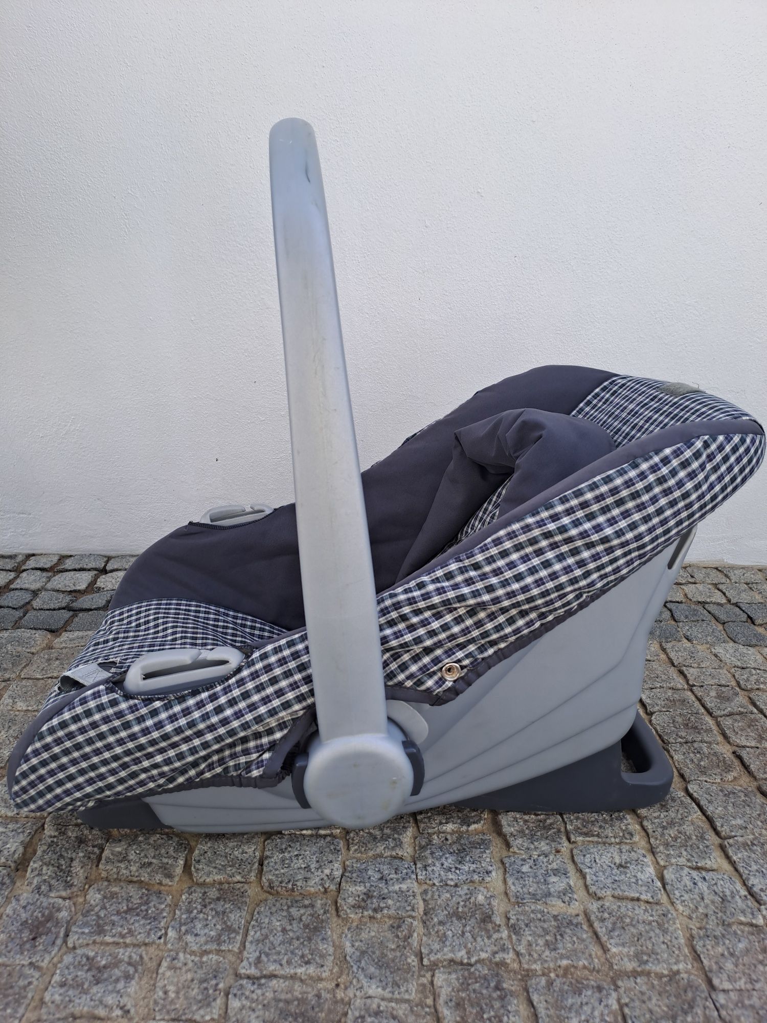Carrinho + cadeira de carro de bebé