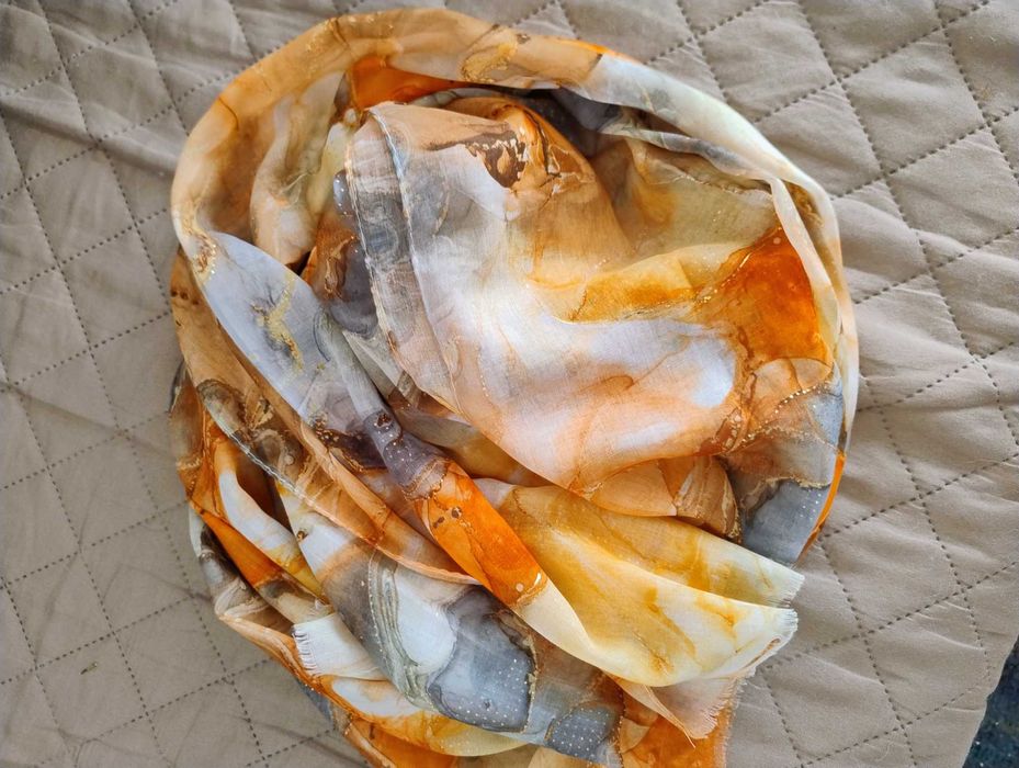 Delikatny szaliczek z wiskozy