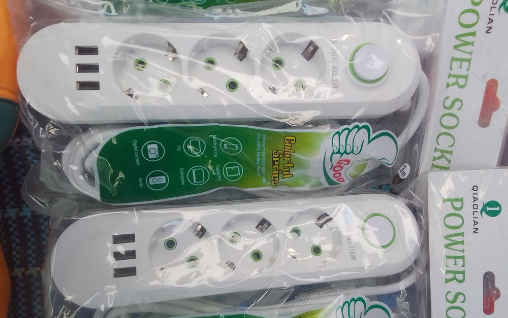 Подовжувач 3 гнізда + 2xUSB з заземленням і кнопкою для вимикання.