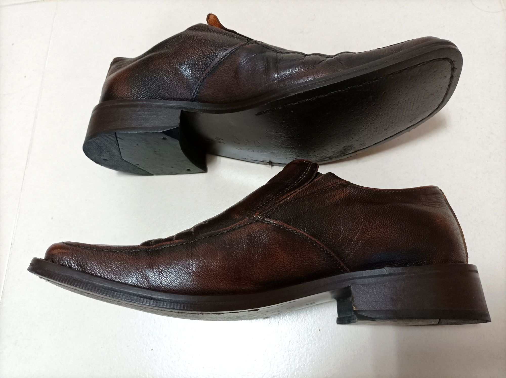 Sapatos castanhos para Homem em pele genuína (Tam. 44)