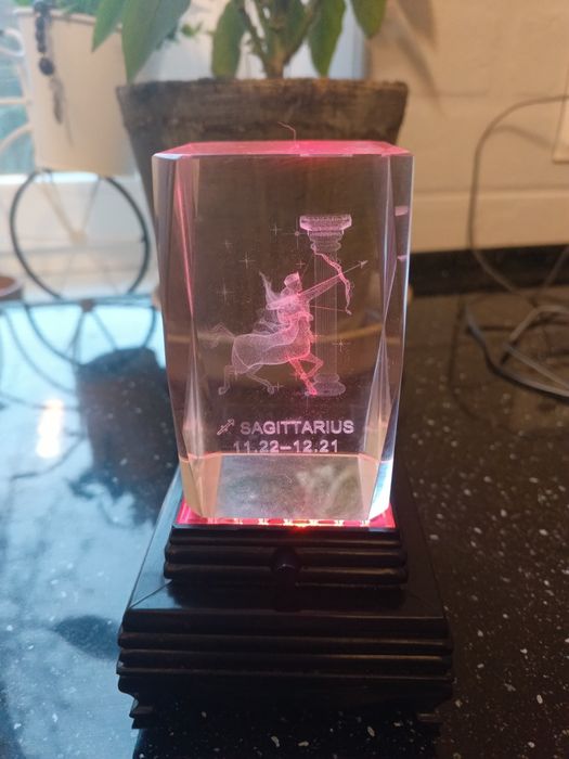 Кришталевий сувенір із 3D-зображенням знака зодіаку