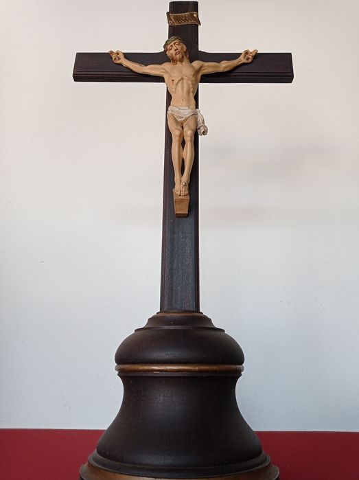 Crucifixo com base em madeira