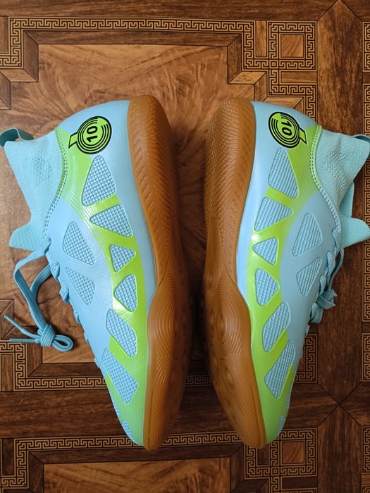 Футбольне взуття: бутси, футзалки, сороконіжки