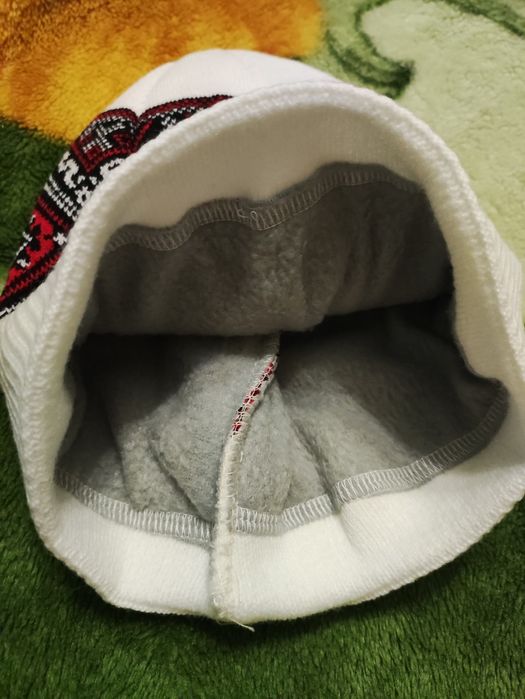 Шапка нова з орнаментом вишивки