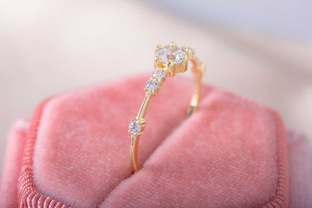 Кольцо из желтого золота с фианитами