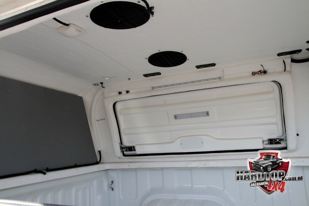 Zabudowa Toyota Hilux 2015 przemysłowa klapy boczne Truckman LED