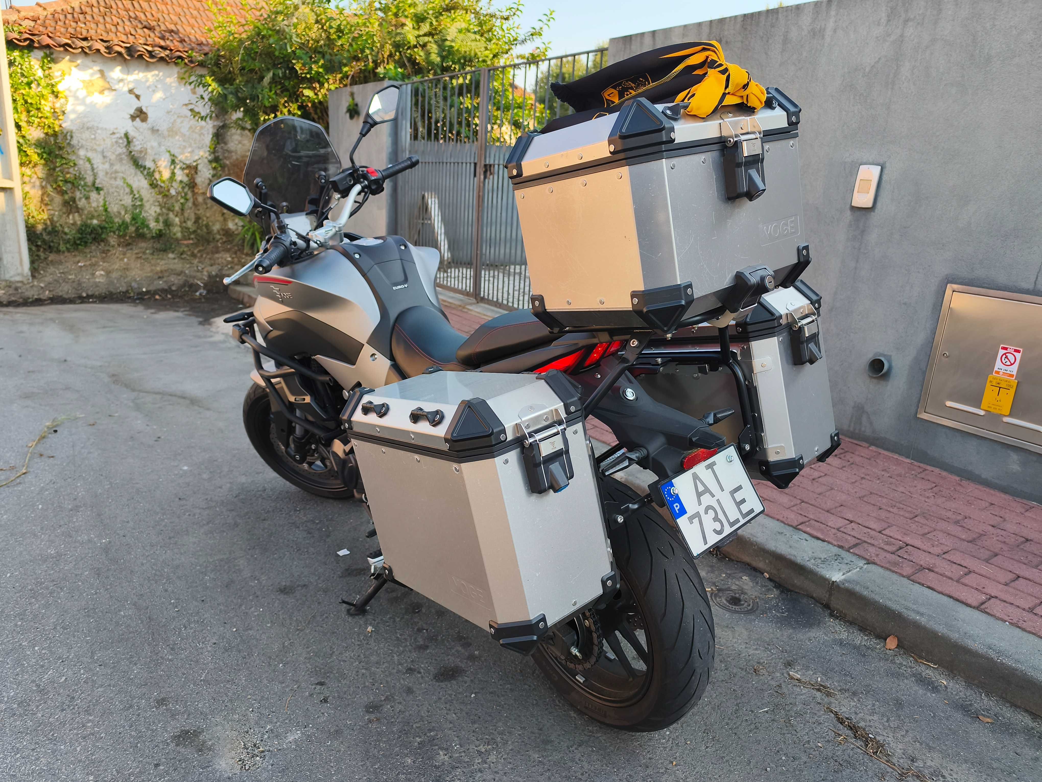 Voge 500 DS com extras