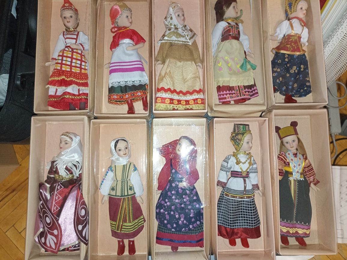 Фарфоровые куклы народных костюмах.