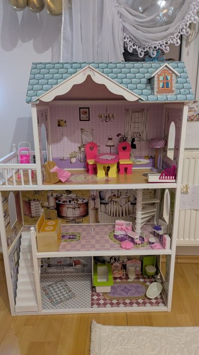 Drewniany domek dla lalek