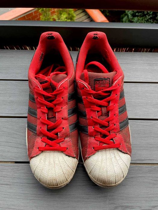 Adidas Superstar w wersji czerwono-czarnej, 43 1/3