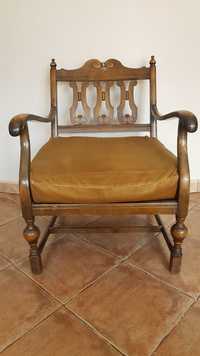 Fotel zabytkowy, drewniany rzeźbiony.