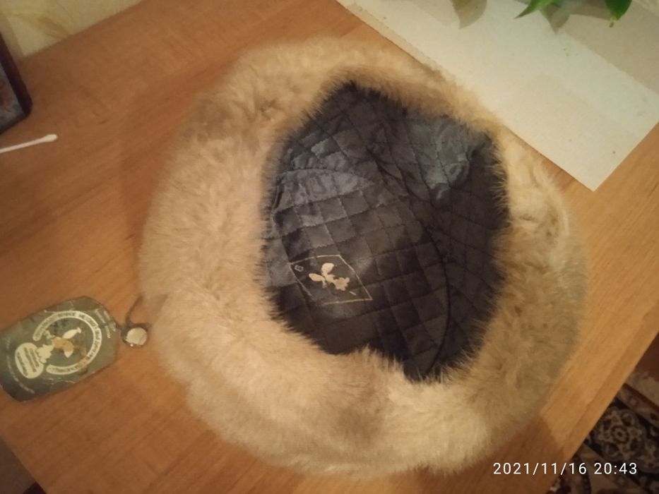 Шапки норковые цвет серый,черный