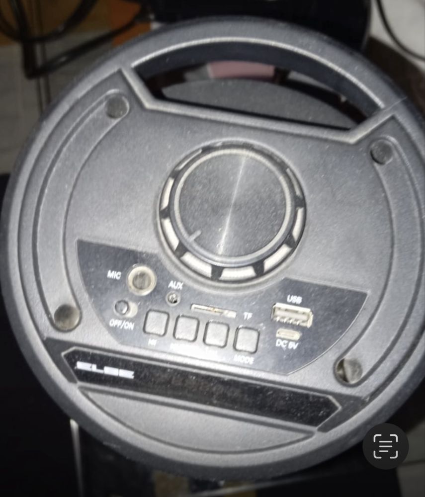 Vendo uma caixa de som com microfone