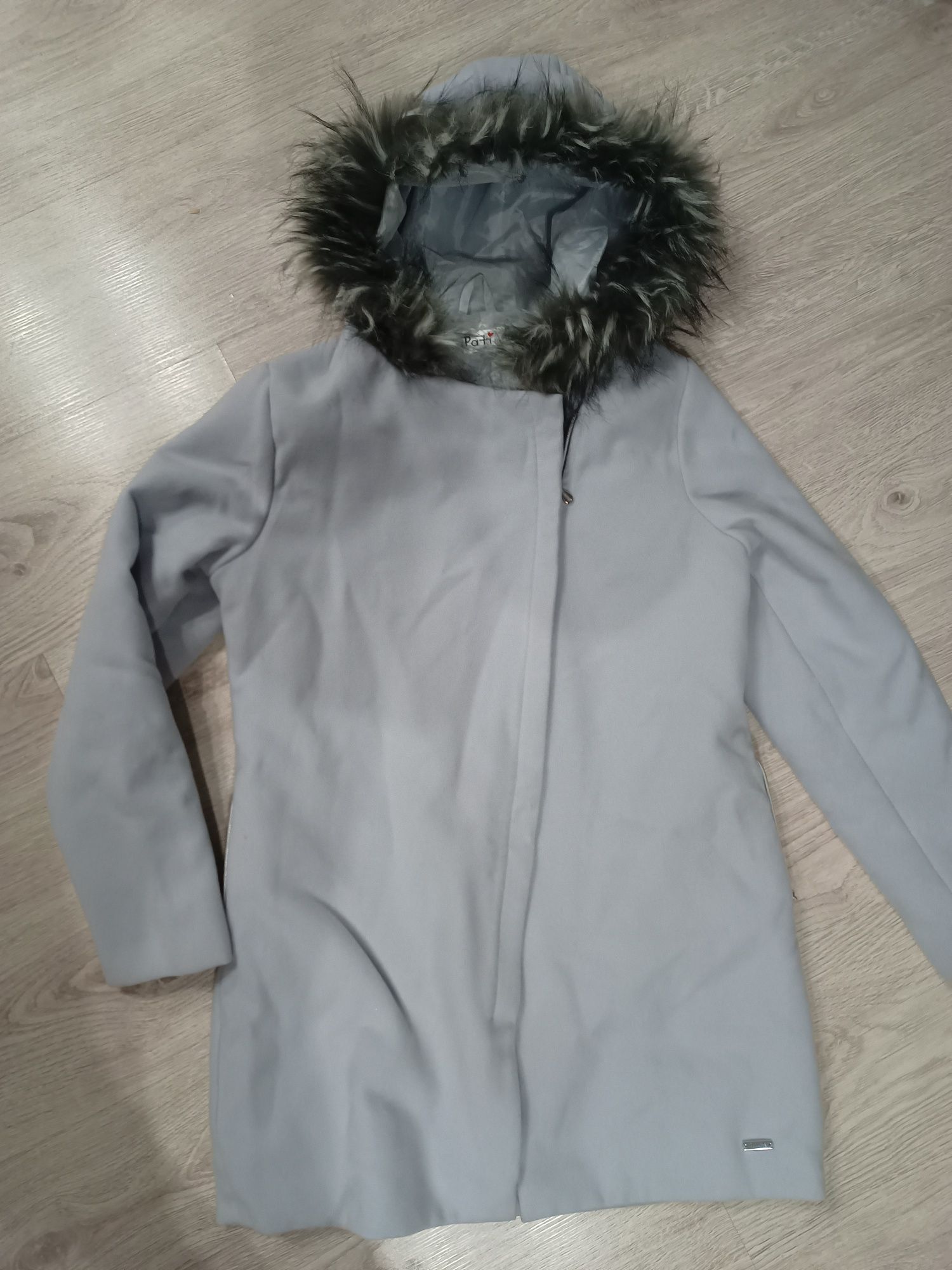 Płaszcz zimowy siwy z futerkiem 164