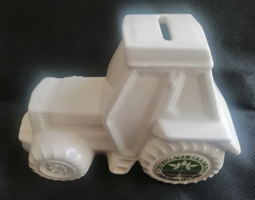 Trator mealheiro louça banco Crédito Agrícola Mútuo uma raiz no País