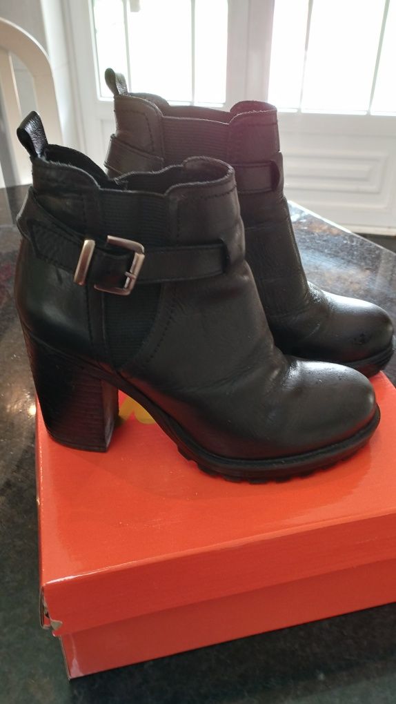 Botins tam. 36, pretos com fivela dos lados