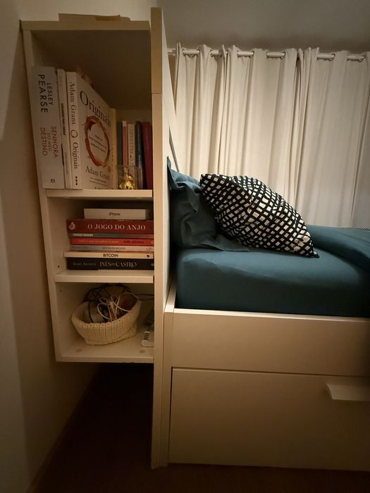 Cama com cabeceira e arrumação Brimmes