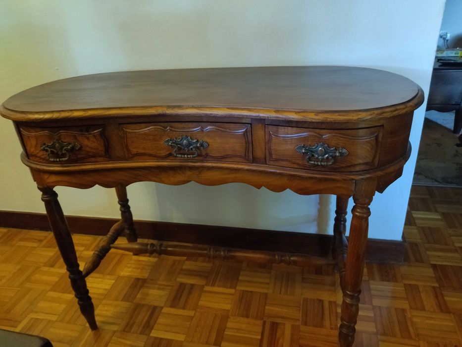 Mesa muito antiga em madeira de castanho maciça.