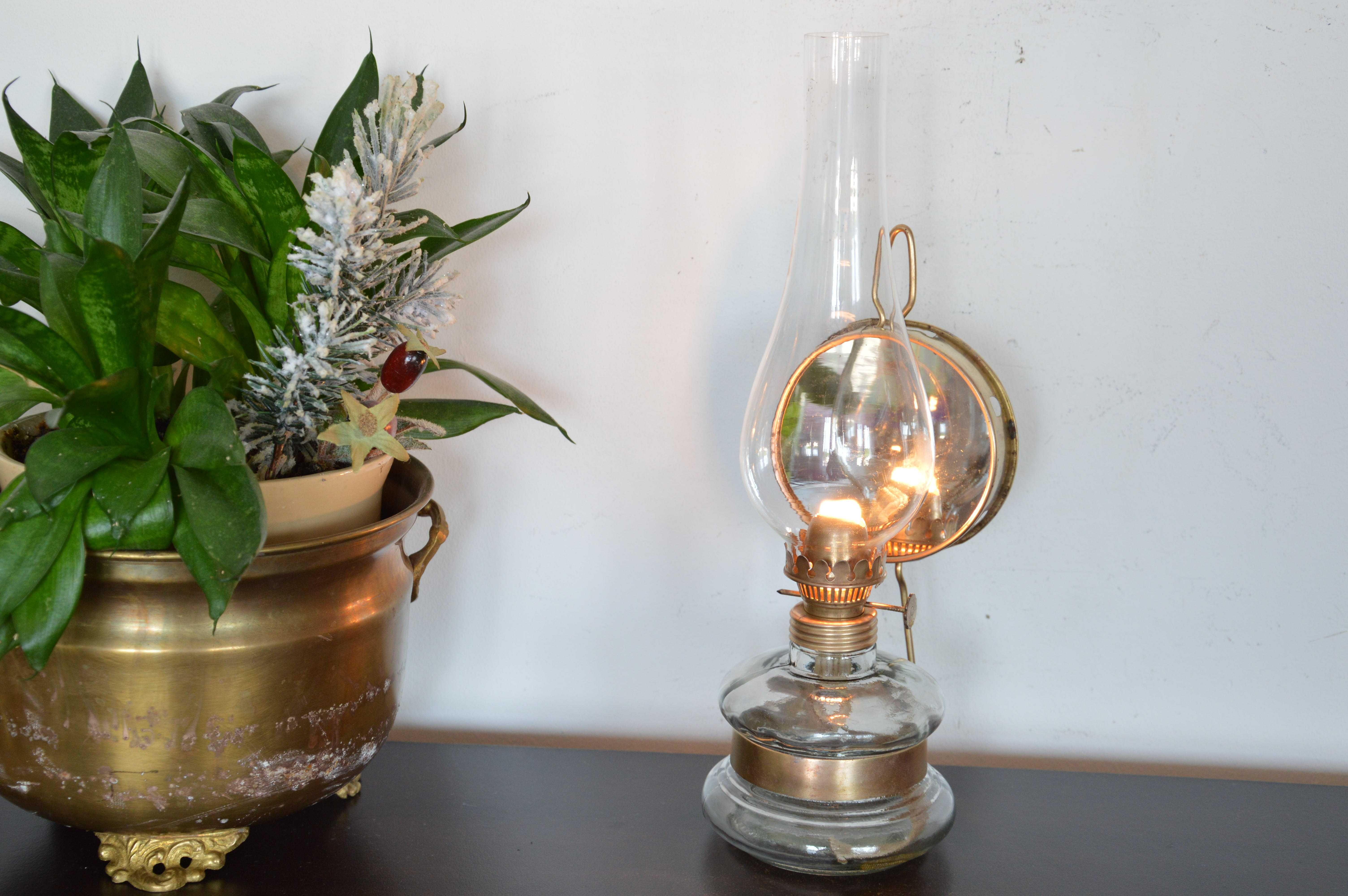 lampa naftowa wisząca lub stojąca z lusterkiem
